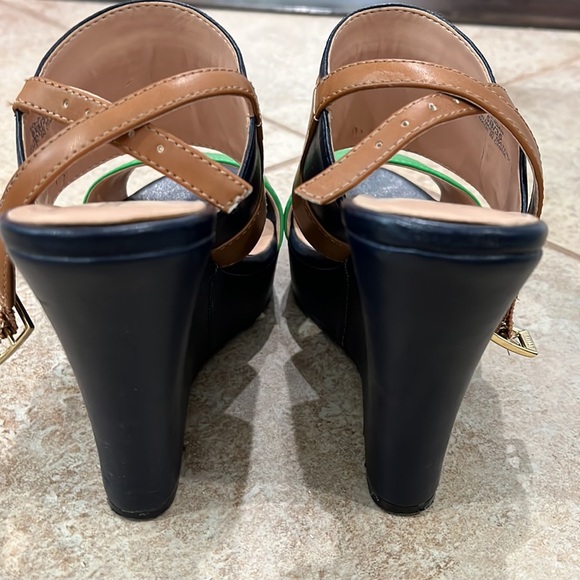 Sole Society navy and green wedge. Size 5 - Picture 3 of 5